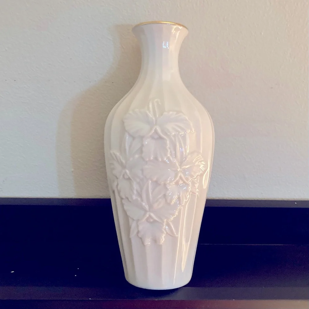 Vintage 80’s Lenox Classic Off White Porcelain Bud Vase with 24K Gold Trim.